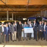 Wirtschaftsminister Panter und Bau-Bürgermeister Dienberg mit den Mitgliedern des Konsortiums